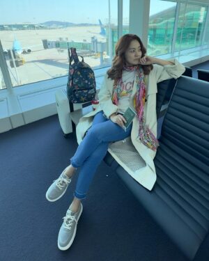 Sohn Mi-na Instagram - 하… 공항에 일찍 왔는데 수속하면서 항공사측의 비상식적인 대응으로 약간 킹받는 해프닝 -  좀처럼 이런 일이 없어 마지막으로 화가 났던 건 20년도 넘지 않았을까 싶은데 대단하신 분들… 🤨😞 며칠 전엔 실수로 멀쩡한 티켓을 취소시켜서 모든 일정에 차질을 빚을 위기를 만들어 귀한 시간을 하염없이 뺏으시더니… 하.;; 왜 이러시는지 참

그래서 잠깐 정말로 혈압이 오를 뻔 했지만, 그래봤자 내 몸 내 마음 내 에너지만 손해지 싶어 심호흡 30초 하고 다시 웃는 얼굴로 출발해요. 흥흥 

여러부운~~~ 세계적으로 유명한 음식 박람회라 하니 정말 재미있는 이야기 많이 맹글어 올게요! 현지에서의 라이브 …;; 일정이 많아 어떨지 모르지만 최대한 해볼게요. 

저 신발 요걸로 선택해서 신고 가요? 예쁘죠? 여러분의 뜨거운 반응도 감사합니다~~ 일요일까지 쭉~~ 프로필 링크에 걸어둘게요~ 👍🙏

#스페인 #출장 #음식박람회 #르무통