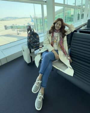 Sohn Mi-na Instagram - 하… 공항에 일찍 왔는데 수속하면서 항공사측의 비상식적인 대응으로 약간 킹받는 해프닝 -  좀처럼 이런 일이 없어 마지막으로 화가 났던 건 20년도 넘지 않았을까 싶은데 대단하신 분들… 🤨😞 며칠 전엔 실수로 멀쩡한 티켓을 취소시켜서 모든 일정에 차질을 빚을 위기를 만들어 귀한 시간을 하염없이 뺏으시더니… 하.;; 왜 이러시는지 참

그래서 잠깐 정말로 혈압이 오를 뻔 했지만, 그래봤자 내 몸 내 마음 내 에너지만 손해지 싶어 심호흡 30초 하고 다시 웃는 얼굴로 출발해요. 흥흥 

여러부운~~~ 세계적으로 유명한 음식 박람회라 하니 정말 재미있는 이야기 많이 맹글어 올게요! 현지에서의 라이브 …;; 일정이 많아 어떨지 모르지만 최대한 해볼게요. 

저 신발 요걸로 선택해서 신고 가요? 예쁘죠? 여러분의 뜨거운 반응도 감사합니다~~ 일요일까지 쭉~~ 프로필 링크에 걸어둘게요~ 👍🙏

#스페인 #출장 #음식박람회 #르무통