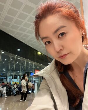 Sohn Mi-na Instagram - 🥳🌹생존신고 🥳😅

역대급 출장 스케줄 때문에 의지와 상관없이 잠수타고 수일을 보냈더니 대체 어디 있냐는 지인들의 문자가 속속… 여러분도 궁금하실 것 같아서 소식 전해요.

* 제가 왜 사진 한장 업로드 할 시간이 없는지 이해를 돕기 위해 이번 출장 동선을 공유해 봅니다 : 서울 > 마드리드 > 바르셀로나 > 몬세랏 > 바르셀로나 > 빌바오 > 빅토리아 > 산세바스티안 > 세비야 > 말라가 > 마르베야 > 바르셀로나 > 마드리드 > 바르셀로나 > 밀라노 > 베르가모 > 마드리드 > 바르셀로나 > 지로나 > 마드리드 > 파리 > 서울 
🤣🤣🤣🤣🤣🤣 대박이죠 😜😝

* 그중 지금은 이태리로 가는 비행기를 기다리고 있어요. 서울에서 대구 가는 KTX 타는 느낌 정도랄까요 😂
앞으로도 6번 비행기를 더 타야 집에 갈 수 있으니 이런 느낌 당연한 것일 지도.;; 

* 바스크지방 & 안달루시아 업로드 할 콘텐츠가 많은데 흥미로운 정보 잘 정리해서 올리려다보니 시간이 좀 걸리네요. 조금만 기다려주세요! 

* 내일(4/29 월요일)부터 ‘가정의 달’ 맞이 올라미나 역대급 세일이 시작됩니다~ 올리브오일 쟁여둘 기회 놓치지 마세요. 자세한 내용 다시 공지해 드릴게요. 올라미나 인스타 계정 @holamina_1202 역시 참고해주시고요~♥️

4월 끝자락인데 여기는 생각보다 쌀쌀, 낮이면 기온이 많이 올라가기도 하는 지중해성 기후! 이태리는 과연 어떨지… 도착하면 바로 비즈니스 미팅이 시작되고 저녁까지 계속될 예정이라 비행기 안에서의 꿀잠을 기대하는 중입니다. 

너무 지나치게 바쁜가 싶으면서도, 가슴 뛰는 일을 한다는 건 신기하게도 무한 에너지를 생산해서 전혀 지치지 않네요. 마냥 즐겁고 설레고 힘도 나고요. 무슨 일들인지도 조만간 차차 알려드릴 거예요~ 

한국은 일요일 낮이죠? 한국은 요즘 날씨가 어때요? 여러분의 일요일은 어떤 모습인가요? 아무쪼록 모두모두 건강~ 그리고 행복한 휴일 보내시길요! 🙏♥️

#올라미나 #스페인 #이태리 #출장 #손길동에게는지구도좁다 #holamina #spain #italy