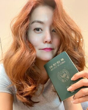 Sohn Mi-na Instagram - 여러분 꿀모닝! 제가 너무 뜸했죠~ 

부모님의 증언에 따르면 ‘유치원 때부터 늘 사람에 둘러싸여있고 바빴다’는 저인데, 어쩌면 태어나서 가장 바쁜 한주가 나이었을까 싶은 지난 일주일. 

바르셀로나 음식 박람회 후 귀국해서 손발이 열개쯤 있었으면 좋겠다는 생각이 드는 시간을 - 알차고 보람차게 - 보내고 정신 차려 보니 다시 인천 공항이네요. 

20년간 사용해온 캐리어가 드디어 수명을 다해 집에 두고 오며 보니 여권에도 도장 찍을 자리가 별로 안 남았어요. 이리도 많이 돌아다니며 세상을 보고 인연을 맺어 온 삶인데, 요즘은 그렇게 찍어 둔 점을 열심히 연결하는 중입니다.

뜻이 있는 곳에 길이 있다고, 신기한 만남과 행운도 이어지고… 다시 떠나는 스페인 출장! 오랫동안 꿈꾸고 준비하고 기대해 마지 않는 일들의 매듭을 짓는 시간이 될 것 같아요. 

첫 일정은 다양한 분야 사람들과 비지니스 미팅들, 그리고 마드리드에 있는 대학에서 강의가 있어요. 이젠 머릿 속 모드를 바꿔 오랜만에 하는 외국어 강의 준비 - 아직 영어로 할지 스페인어로 할지 안 정했어요. 대학 측 요청에 따라 할 생각이예요~ - 를 시작하려고요. 

바빠도 조금 더 부지런 떨어 보겠습니다!! 최대한 자주 스페인 향기를 전해 볼게요~ ♥️😊 그럼 ¡hasta pronto! 

#스페인 #또출장 #손길동 #올라미나
