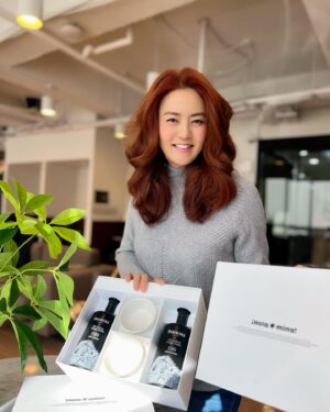 Sohn Mi-na Instagram - 드디어 올라미나의 설 선물세트 패키징이 도착했어요! 넘 예쁘네요. 병이 깨지지 않도록 하면서도 환경을 생각해서 최소화 하는 포장에 주안점을 두었는데 정말이지 마음에 쏙 들고, 완전 고급지고, 디자인도 시크하고, 아주 흡족해요!!! 

올리브오일 예약주문 하신 분들은 2/1에 일괄적으로 배송될 거니까 조금만 기다려 주시고요~ 아직도 저희 사이트에서 주문 가능하십니다. sohnmina.com 이고요, 프로필 링크 타고 오시면 되어요~ 

2024년은 인생의 새로운 챕터가 시작되는 해가 될 것 같다는 예감이 확신으로 바뀌고 있는 요즘. 그럴수록 침착하고 겸손하게, 꾹꾹 누르면서 가야 한다는 것이 신조인지라, 한걸음 한걸음을 힘차게 그러나 조심스럽게 밟아 나가고 있습니다. 

열심히 달리다보니 어느새 금요일, 가열차게 일하고 주말에는 스페인에서 온 친구도 만나고 새로 산 운동화 신고 뜀박질도 해보려고요. 여러분도 오늘 하루 뜨겁게 마무리하시고 멋진 주말 맞이하세요! 

*사진 2~7 : 하나씩 옆으로 넘기시면 자세한 패키징 사진과 영상 볼 수 있어요!

#올리브오일 #스페인 #올라미나 #건강 #웰빙 #스페인 #설선물 #healthylifestyle #heslthyfood