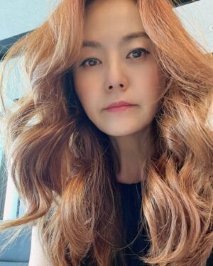 Sohn Mi-na Instagram - 비오는 날 부산에서는 뭘 하면 좋을까요? 잘 아시는 분들 도와주세요~ 

비몽사몽… 모처럼 일 없는 주말인데 새벽 기상, 비 내리는 우중충한 하늘을 아쉬워하며 공항에 도착. 부산행 비행기 기다려요. 

인생의 고비고비 언제나 곁에서 힘이 되어준 고마운 친구, 어느새 20년지기, 친동생처럼 아끼는 베네수엘라 출신 스페인 기자 다비드가 한국에 오기로 해서 만나러 갑니다. 

정말 좋은 추억 만들어주고 싶은데 하필 이번 주말 날씨가… 😅

#부산 #비오는날 #뭘하면좋을까 #어서와한국은두번째지 #😜