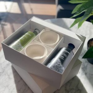 Sohn Mi-na Instagram - 드디어 올라미나의 설 선물세트 패키징이 도착했어요! 넘 예쁘네요. 병이 깨지지 않도록 하면서도 환경을 생각해서 최소화 하는 포장에 주안점을 두었는데 정말이지 마음에 쏙 들고, 완전 고급지고, 디자인도 시크하고, 아주 흡족해요!!! 

올리브오일 예약주문 하신 분들은 2/1에 일괄적으로 배송될 거니까 조금만 기다려 주시고요~ 아직도 저희 사이트에서 주문 가능하십니다. sohnmina.com 이고요, 프로필 링크 타고 오시면 되어요~ 

2024년은 인생의 새로운 챕터가 시작되는 해가 될 것 같다는 예감이 확신으로 바뀌고 있는 요즘. 그럴수록 침착하고 겸손하게, 꾹꾹 누르면서 가야 한다는 것이 신조인지라, 한걸음 한걸음을 힘차게 그러나 조심스럽게 밟아 나가고 있습니다. 

열심히 달리다보니 어느새 금요일, 가열차게 일하고 주말에는 스페인에서 온 친구도 만나고 새로 산 운동화 신고 뜀박질도 해보려고요. 여러분도 오늘 하루 뜨겁게 마무리하시고 멋진 주말 맞이하세요! 

*사진 2~7 : 하나씩 옆으로 넘기시면 자세한 패키징 사진과 영상 볼 수 있어요!

#올리브오일 #스페인 #올라미나 #건강 #웰빙 #스페인 #설선물 #healthylifestyle #heslthyfood