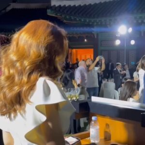 Sohn Mi-na Instagram - 마이크를 잡을 때, 많은 사람을 앞에 두고 말 할 때, 스페인어를 할 때, 복잡하게 꼬인 상황을 정리하고 해결할 때, 국경과 언어 직업 등 경계를 넘어 누군가와 가슴으로 연결됨을 느낄 때, 꿈 많은 젊은 사람에게 용기를 주고 힘이 될 수 있을 때… 

내가 진정 행복하다는 것
그래서 내 얼굴이 무한 하회탈이 된다는 것 

요런 새로운 깨달음이 있던 직업의 현장 😊

오리지널 본케 아나운서로 돌아가 스페인어 사회를 보며 국가 정상들을 만나 교류하고 친구가 되고, <스페인 너는 자유다>를 읽고 진로를 정해 꿈을 키워 스페인어 통역사가 되었다는  젊은이들이 나와 한 자리에서 일하고 있음에 감동의 눈물을 흘리는 게 너무 예뻐 같이 울먹이고 … 일하러 갔는데 가슴 벅차도록 보람찬 시간이었네요. 

늘 모든 것에 감사합니다 🙏

#본케부케 #천직 #스페인어 #아나운서 #스페인너는자유다