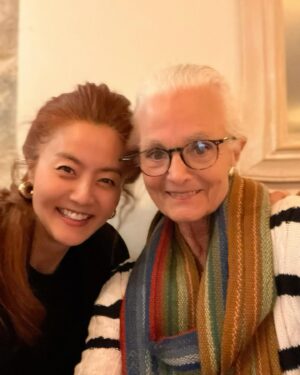 Sohn Mi-na Instagram - 유럽까지 왔는데 프랑스 부모님을 뵙지 않을 수 없어 귀국길은 파리를 통하기로. 흐트러짐 없는 우아함과 에너지, 여전히 짓궂은 농담과 유머, 식지 않는 호기심과 학구열, 창작을 향한 열정, 80을 넘긴 연세에 아직도 거뜬하게 매끼 와인 한병을 열어 드실 수 있는 체력. 

멋드러짐이 철철 넘치지만 이분들에게 명품이나 허세 따위는 없고, 50년째 매일 착용중인 단 한 세트의 악세서리, 적어도 20년 이상 입고 계신 저가 브랜드의 의상이 있을 뿐. 그들이 빛나는 이유는 인품과 삶을 대하는 진지하고 이성적인 태도, 편견없이 타인을 대하는 너그러움과 인자함, 인간에 대한 사랑, 그 덕분임을 확신하고 다시 한번 확인할 수 있던 시간. 우리 한국 딸이 왔다고 좋아서 어쩔 줄 모르시던 모습, 함께 웃고 포옹하고 애정 넘치는 순간을 보낸 것은 또 하나의 돈으로 환산할 수 없는 추억이 되겠죠. 

여행이, 언어가, 용기내어 하는 도전들이 가져다 주는 이같은 삶의 선물은 정말 감사하고 또 감사할 따름이에요. 

번갯불에 콩볶듯 잠깐 들러서 오로지 두분과 시간을 보내고는 이제 귀국행 비행기. 

산티아고 순례길과 견주어도 될 만큼 역대급 체력 소모가 있었던 장기 출장. 너무나 많은 일을 했고, 많은 만남과 우연들이 이어졌고, 많이 배우고 성장하고… 이제 이걸 잘 소화하고 정리하고 나누는 일이 남았네요. 

서울에서 곧 밀린 소식 업데이트 겸 라이브 한번 할게요~! 
집에 가는 게 이리 설렐 수가 없네요. 😅👍🙏
아이 좋아라~ 😊😍😝

#귀국 #행복 #인연 #가족