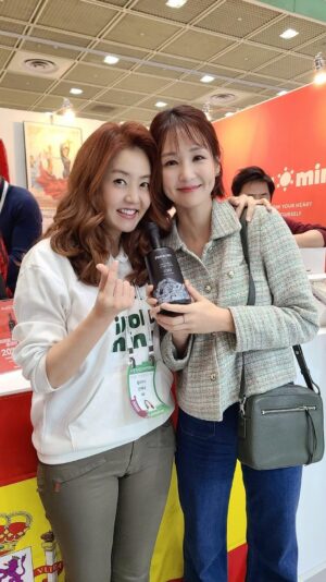 Sohn Mi-na Instagram - K본부 시절 후배인 오정연 아나운서도 <올라미나>에 찾아와 열렬한 응원의 말들로 힘을 주고 갔어요. 저에게는 항상 귀엽고 사랑스러운 후배이고, 프리랜서가 되어 다양한 도전을 하는 모습을 지켜보며 항상 잘 되었으면 하고 박수 보내주는 동생이지요. 

그녀를 관통하는 키워드들을 보면 건강한 삶, 운동, 여행 등 제가 좋아하는 일들과 겹치는 것이 많으면서도, 오토바이 라이딩이나 연기처럼 저는 좀처럼 용기내기 어려운 일들을 해내기도 해서 늘 대견하게 생각하는 후배입니다. 

한가지 확실한 건 정연이나 저나 새로운 시도와 도전을 멈추지 않는 열정 가득한 사람이라는 사실 같아요. 좋은 올리브오일 만났으니 더더 건강하고 예뻐져라 사랑하는 울 후배!

P.S. 올리브오일의 신선도는 매우 중요합니다. 오정연 아나운서가 언급한 것처럼 항공으로 실어오는 제품은 기존의 오일들과 정말 큰 차이가 있어요. 배에 실으면 적도를 지나오기 때문에 저온 보관에 실패하게 되거든요. 또 한가지 꼭 보셔야 하는 건 유통기한입니다. 정말로 신선하게 막 짜낸 햇올리브유라면 유통기한이 2년 남아 있어야 정상이예요! 2년 유통기한을 꽉 채운 올리브유를 한국에서 만나는 것은 올라미나에서 유일하게 가능할 거예요~^^ By AIR 그리고 2년 유통기한을 꼭꼭 확인하세요! 모두 건강해집시다! 


#올라미나 #올리브오일 #스페인 #오정연 #손미나 #아나운서