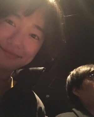Sohn Su-hyun Instagram - 아트하우스 모모에서 화이트카펫(아님)을 걷고 아네스바르다 감독님을 만나고 포스터를 가지고 싶어하다가 실패하고 시네필 룸메와 영화 한편을 봤다.
