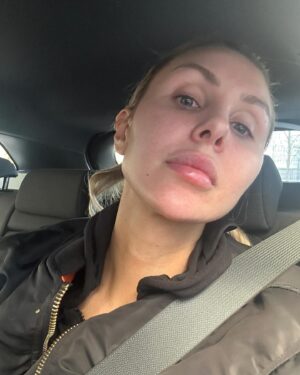 Sointu Borg Instagram - Koska ylisuorittamisen romantisointi on ysäriä, tässä mun TOP-keinot suojella omaa jaksamista, kun meneillään on tiiviimpi työputki. 

1. Tuotan pettymyksiä. Tuotan niitä päivittäin. Pyrin olemaan sinut syyllisyyden kanssa. Kieltäydyn ystävien kahvikutsuista, en vastaa puhelimeen, jätän osittain whatsappia ja s-postia purkamatta. Jos joku kuolee tai syntyy, tieto saavuttaa minut kyllä. 

2. Kuplaudun ja olen ajankäytöllisesti super itsekäs. Tämä sinänsä linkittyy kohtaan numero yksi. Mikäli asia ei ole akuutti, jätän reagoimatta. Kuplautumiseen kuuluu omalla kohdalla se, että laitan luuria lentotilaan ja keskityn vaan siihen, mitä sinä päivänä teen. Moni kysymys ja asia jää roikkumaan. Regoin vaan kriittiseen. En seuraa tiiviisti uutisia ja yritän olla syyllistymättä siitä, että yleissivistykseni rapautuu.

3. Sanon ei. En ota mitään ekstraa kalenteriin, vaikka kyseessä olisikin kiva juttu tai prokkis. Kun kalenteri on täynnä, se on täynnä. Olen oppinut, että jos joustan, joudun umpikujaan. 

4. En piiskaa itseäni liikkumattomuudesta ja ajoittaisista huonoista syömisistä. Sitten kun arki on balanssissa ja elän rutiineissa, teen korjausliikkeen silloin. Vaadin itseltäni vähemmän itsekuria. Yritän olla armollinen ja puhua itselleni kauniisti.

5. Pidän ”suoritusputken” rajallisena. En tee siitä pysyvää olotilaa. Isoimpien rutistusten jälkeen, tähtään edessä siintävään ajanjaksoon, jossa on tilaa tai loma. Liika intensiivisyys ei saa kestää montaa kuukautta putkeen. Suoritusputken jälkeen, varaudun ”laskuihin”.

6. Käyn hieronnassa, tai kävelyllä. Annan itselleni lupaa palautua yksin ja möllöttää yksin.

7. Panostan uneen. Välillä Tomi tulee nukuttamaan, katselen videoita panda-vauvoista ja koiranpennuista.

8. Yritän vähentää ruutuaikaa tai muuten välttää ylimääräistä aivostimulaatiota. En suorita vapaa-aikaa. Jos haluan katsoa hömppää, katson hömppää.

9. En piiskaa itseäni tekemättömistä kotitöistä. Kaikkea ei voi keretä. Syön einestä, jos en jaksa kokata. Jos vessa on tuhruinen, olkoot.

10. Menen päivä kerrallaan. En tuijottele kalenteria liialti eteenpäin. Aikataulutan väliin myös ”nollauspäiviä”, eli zeroaktiviteettiaikaa.

Armollisuutta viikonloppuun. 🫶🏻