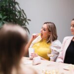 Sointu Borg Instagram - Meillä oli eilen ihanan eeppiset @sanaonvapaa 1-vuotisjuhlat. Kuulijat sai vinkata yleisönosastoon lempparijaksonsa viimeiseltä vuodelta ja sieltä valikoitui 15 vierasta partyihin aveceineen. Oli ihanan intiimi ja motivoiva ilta. Sitä aina unohtaa, että meidän kellarihöpinöitä oikeesti kuuntelee kymmenet tuhannet ihmiset. Ihana tehdä tätä juttua just sun kanssa @jannihussi 🙏🏻 Kiitän universumia tästä setistä. Oot audioammattilainen, mutta ennen kaikkee rautanen ja vauhdikas naikkonen, kenen seurassa uskaltaa itkeä, nauraa, haastaa, romahtaa ja luoda kaikkee uutta. Ihana @motellis oli esiintymässä eilen. Elliksen uus sinkku ”huhtikuu” julkaistaan pian. Ehdoton kuuntelusuositus. 🔥 Kakun toimitti @kakkukonditoriatartapatarta ja oli just meidän näkönen. Ens tiistaina isketään taas studiolle. Sain teistä voimaa. 💛 @podimo_fi @sanaonvapaa 📸 @saniasanija PS. Sipsit myös kuvan mukaan maistu huolella. Ekassa kuvassa mun ja Jannin ilmeet kun bileet oli taputeltu kertoo kaiken.