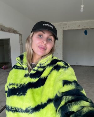 Sointu Borg Instagram - Rakastan sua. 🫶🏻 Yritän elää uudessa kodissa vähän siistimmin. Oon sotku-Liisa. Can’t help it. Tai oon kyllä pirun hyvä siivoon ja nautin siitä, mutta samaan tahtiin menee tavarat aina hujan hajan. Onneks tulee oleen paljon kaappitilaa, mihin tunkee kaikki piiloon.

#remontti #sunnuntai #etenee #helsinki