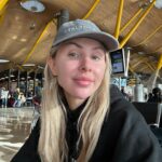 Sointu Borg Instagram - Älä jätä asioita tekemättä kritiikin pelossa. Saan päivittäin lukea olevani turhanpäiväinen tyrkkyhuora muovijäte ja silti elämä hymyilee tänäänkin ja aurinko paistaa. Askel on kevyt ja life is good. Ylimietin itekkin välillä uusien projektien ja postauksien kohdalla, että onkohan tää nyt liikaa jne. Mutta suosittelen vaan puskemaan häpeää kohti. Sieltä avautuu aina jotain kasvattavaa ja kaunista. Tietyllä tapaa asioiden pitkittäminen tulevaan on itsepetosta. Toisekseen kritiikkiin turtuu ajan myötä. Osa asioista saattaa mennä yhä ihon alle, mutta suurin osa ei. Se on siedätyshoitoo oikeestaan. Mitä enemmän hälyä, sen merkityksettömämpää se melu on. Rauhan löytää vain sisältään. Näkymättömyys on suomikulttuurissa hyve, mikä on itsessään tosi kiehtovaa. Naisilla ne nyanssit on veteen piirrettyjä viivoja, että paljonko saa näkyä ja kuulua. Siinä on jopa jotain ihan syntistä, jos tuo itseään esiin. Joidenkin mielestä jopa narsistista. Puheseteissäni käsittelen tätä paljon. Samalla sanallistan sen, että esillä olemisessa ei ole mitään tekemistä itseriittoisuuden kanssa. Uskaltakaa, oikeesti. Näkyväksi itsensä tekeminen ei vie teitä helvettiin. Ja niille kaikille, keiden mielestä ratsastan veljeni julkisuudella tai ”teen hänellä rahaa” (tätä statementia en ole ymmärtänyt koskaan) niin olkaa hyvät ja suksikaa vittuun. En ole emootioiden vallassa, oikeasti tarkoitan sitä. Meidän välinen sisarrakkautemme on rikkoutumaton ja tykätään tehdä asioita yhdessä. Jos se hiertää, suosittelen pysähtymään ja miettimään, että miksi. Rohkeaa sunnuntaita. 🙏🏻 Uskaltakaa elää isolla liekillä ja näkyä. Omalla tavallanne.