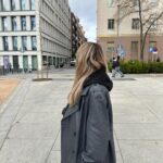 Sointu Borg Instagram - Älä jätä asioita tekemättä kritiikin pelossa. Saan päivittäin lukea olevani turhanpäiväinen tyrkkyhuora muovijäte ja silti elämä hymyilee tänäänkin ja aurinko paistaa. Askel on kevyt ja life is good. Ylimietin itekkin välillä uusien projektien ja postauksien kohdalla, että onkohan tää nyt liikaa jne. Mutta suosittelen vaan puskemaan häpeää kohti. Sieltä avautuu aina jotain kasvattavaa ja kaunista. Tietyllä tapaa asioiden pitkittäminen tulevaan on itsepetosta. Toisekseen kritiikkiin turtuu ajan myötä. Osa asioista saattaa mennä yhä ihon alle, mutta suurin osa ei. Se on siedätyshoitoo oikeestaan. Mitä enemmän hälyä, sen merkityksettömämpää se melu on. Rauhan löytää vain sisältään. Näkymättömyys on suomikulttuurissa hyve, mikä on itsessään tosi kiehtovaa. Naisilla ne nyanssit on veteen piirrettyjä viivoja, että paljonko saa näkyä ja kuulua. Siinä on jopa jotain ihan syntistä, jos tuo itseään esiin. Joidenkin mielestä jopa narsistista. Puheseteissäni käsittelen tätä paljon. Samalla sanallistan sen, että esillä olemisessa ei ole mitään tekemistä itseriittoisuuden kanssa. Uskaltakaa, oikeesti. Näkyväksi itsensä tekeminen ei vie teitä helvettiin. Ja niille kaikille, keiden mielestä ratsastan veljeni julkisuudella tai ”teen hänellä rahaa” (tätä statementia en ole ymmärtänyt koskaan) niin olkaa hyvät ja suksikaa vittuun. En ole emootioiden vallassa, oikeasti tarkoitan sitä. Meidän välinen sisarrakkautemme on rikkoutumaton ja tykätään tehdä asioita yhdessä. Jos se hiertää, suosittelen pysähtymään ja miettimään, että miksi. Rohkeaa sunnuntaita. 🙏🏻 Uskaltakaa elää isolla liekillä ja näkyä. Omalla tavallanne.