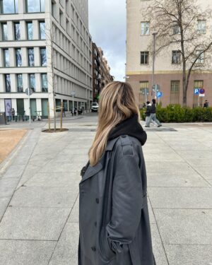 Sointu Borg Instagram - Älä jätä asioita tekemättä kritiikin pelossa. Saan päivittäin lukea olevani turhanpäiväinen tyrkkyhuora muovijäte ja silti elämä hymyilee tänäänkin ja aurinko paistaa. Askel on kevyt ja life is good.

Ylimietin itekkin välillä uusien projektien ja postauksien kohdalla, että onkohan tää nyt liikaa jne. Mutta suosittelen vaan puskemaan häpeää kohti. Sieltä avautuu aina jotain kasvattavaa ja kaunista. Tietyllä tapaa asioiden pitkittäminen tulevaan on itsepetosta. Toisekseen kritiikkiin turtuu ajan myötä. Osa asioista saattaa mennä yhä ihon alle, mutta suurin osa ei. Se on siedätyshoitoo oikeestaan. Mitä enemmän hälyä, sen merkityksettömämpää se melu on. Rauhan löytää vain sisältään.

Näkymättömyys on suomikulttuurissa hyve, mikä on itsessään tosi kiehtovaa. Naisilla ne nyanssit on veteen piirrettyjä viivoja, että paljonko saa näkyä ja kuulua. Siinä on jopa jotain ihan syntistä, jos tuo itseään esiin. Joidenkin mielestä jopa narsistista.

Puheseteissäni käsittelen tätä paljon. Samalla sanallistan sen, että esillä olemisessa ei ole mitään tekemistä itseriittoisuuden kanssa. Uskaltakaa, oikeesti. Näkyväksi itsensä tekeminen ei vie teitä helvettiin.

Ja niille kaikille, keiden mielestä ratsastan veljeni julkisuudella tai ”teen hänellä rahaa” (tätä statementia en ole ymmärtänyt koskaan) niin olkaa hyvät ja suksikaa vittuun. En ole emootioiden vallassa, oikeasti tarkoitan sitä.

Meidän välinen sisarrakkautemme on rikkoutumaton ja tykätään tehdä asioita yhdessä. Jos se hiertää, suosittelen pysähtymään ja miettimään, että miksi.

Rohkeaa sunnuntaita. 🙏🏻

Uskaltakaa elää isolla liekillä ja näkyä. Omalla tavallanne.