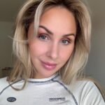 Sointu Borg Instagram - Älä jätä asioita tekemättä kritiikin pelossa. Saan päivittäin lukea olevani turhanpäiväinen tyrkkyhuora muovijäte ja silti elämä hymyilee tänäänkin ja aurinko paistaa. Askel on kevyt ja life is good. Ylimietin itekkin välillä uusien projektien ja postauksien kohdalla, että onkohan tää nyt liikaa jne. Mutta suosittelen vaan puskemaan häpeää kohti. Sieltä avautuu aina jotain kasvattavaa ja kaunista. Tietyllä tapaa asioiden pitkittäminen tulevaan on itsepetosta. Toisekseen kritiikkiin turtuu ajan myötä. Osa asioista saattaa mennä yhä ihon alle, mutta suurin osa ei. Se on siedätyshoitoo oikeestaan. Mitä enemmän hälyä, sen merkityksettömämpää se melu on. Rauhan löytää vain sisältään. Näkymättömyys on suomikulttuurissa hyve, mikä on itsessään tosi kiehtovaa. Naisilla ne nyanssit on veteen piirrettyjä viivoja, että paljonko saa näkyä ja kuulua. Siinä on jopa jotain ihan syntistä, jos tuo itseään esiin. Joidenkin mielestä jopa narsistista. Puheseteissäni käsittelen tätä paljon. Samalla sanallistan sen, että esillä olemisessa ei ole mitään tekemistä itseriittoisuuden kanssa. Uskaltakaa, oikeesti. Näkyväksi itsensä tekeminen ei vie teitä helvettiin. Ja niille kaikille, keiden mielestä ratsastan veljeni julkisuudella tai ”teen hänellä rahaa” (tätä statementia en ole ymmärtänyt koskaan) niin olkaa hyvät ja suksikaa vittuun. En ole emootioiden vallassa, oikeasti tarkoitan sitä. Meidän välinen sisarrakkautemme on rikkoutumaton ja tykätään tehdä asioita yhdessä. Jos se hiertää, suosittelen pysähtymään ja miettimään, että miksi. Rohkeaa sunnuntaita. 🙏🏻 Uskaltakaa elää isolla liekillä ja näkyä. Omalla tavallanne.