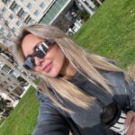 Sointu Borg Instagram - Älä jätä asioita tekemättä kritiikin pelossa. Saan päivittäin lukea olevani turhanpäiväinen tyrkkyhuora muovijäte ja silti elämä hymyilee tänäänkin ja aurinko paistaa. Askel on kevyt ja life is good. Ylimietin itekkin välillä uusien projektien ja postauksien kohdalla, että onkohan tää nyt liikaa jne. Mutta suosittelen vaan puskemaan häpeää kohti. Sieltä avautuu aina jotain kasvattavaa ja kaunista. Tietyllä tapaa asioiden pitkittäminen tulevaan on itsepetosta. Toisekseen kritiikkiin turtuu ajan myötä. Osa asioista saattaa mennä yhä ihon alle, mutta suurin osa ei. Se on siedätyshoitoo oikeestaan. Mitä enemmän hälyä, sen merkityksettömämpää se melu on. Rauhan löytää vain sisältään. Näkymättömyys on suomikulttuurissa hyve, mikä on itsessään tosi kiehtovaa. Naisilla ne nyanssit on veteen piirrettyjä viivoja, että paljonko saa näkyä ja kuulua. Siinä on jopa jotain ihan syntistä, jos tuo itseään esiin. Joidenkin mielestä jopa narsistista. Puheseteissäni käsittelen tätä paljon. Samalla sanallistan sen, että esillä olemisessa ei ole mitään tekemistä itseriittoisuuden kanssa. Uskaltakaa, oikeesti. Näkyväksi itsensä tekeminen ei vie teitä helvettiin. Ja niille kaikille, keiden mielestä ratsastan veljeni julkisuudella tai ”teen hänellä rahaa” (tätä statementia en ole ymmärtänyt koskaan) niin olkaa hyvät ja suksikaa vittuun. En ole emootioiden vallassa, oikeasti tarkoitan sitä. Meidän välinen sisarrakkautemme on rikkoutumaton ja tykätään tehdä asioita yhdessä. Jos se hiertää, suosittelen pysähtymään ja miettimään, että miksi. Rohkeaa sunnuntaita. 🙏🏻 Uskaltakaa elää isolla liekillä ja näkyä. Omalla tavallanne.