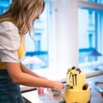 Sointu Borg Instagram - Meillä oli eilen ihanan eeppiset @sanaonvapaa 1-vuotisjuhlat. Kuulijat sai vinkata yleisönosastoon lempparijaksonsa viimeiseltä vuodelta ja sieltä valikoitui 15 vierasta partyihin aveceineen. Oli ihanan intiimi ja motivoiva ilta. Sitä aina unohtaa, että meidän kellarihöpinöitä oikeesti kuuntelee kymmenet tuhannet ihmiset. Ihana tehdä tätä juttua just sun kanssa @jannihussi 🙏🏻 Kiitän universumia tästä setistä. Oot audioammattilainen, mutta ennen kaikkee rautanen ja vauhdikas naikkonen, kenen seurassa uskaltaa itkeä, nauraa, haastaa, romahtaa ja luoda kaikkee uutta. Ihana @motellis oli esiintymässä eilen. Elliksen uus sinkku ”huhtikuu” julkaistaan pian. Ehdoton kuuntelusuositus. 🔥 Kakun toimitti @kakkukonditoriatartapatarta ja oli just meidän näkönen. Ens tiistaina isketään taas studiolle. Sain teistä voimaa. 💛 @podimo_fi @sanaonvapaa 📸 @saniasanija PS. Sipsit myös kuvan mukaan maistu huolella. Ekassa kuvassa mun ja Jannin ilmeet kun bileet oli taputeltu kertoo kaiken.