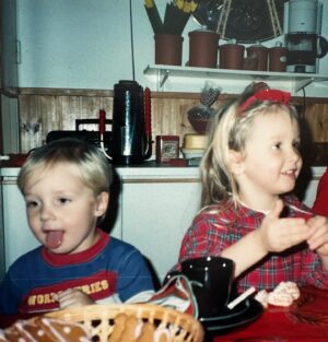 Sointu Borg Instagram - Topi täyttää tänään 30 vuotta. Niin ylpeä siitä kaikesta, mitä olet elämässäsi saavuttanut little bro.

Olet viisas, syväluotaava, rakastava ja puhdassydäminen ihminen. On ollut upeaa seurata vierestä, kuinka olet rohkaissut ja inspiroinut niin monia. Näyttänyt tietä, puhjennut kukkaan.

Kehotat mua usein olemaan vähemmän skeptinen ja uskomaan ihmisissä hyvään. Olemaan miettimättä muiden mielipiteitä, koska sinua siteeratakseni ”muiden mielikuvilla ei ole mitään kosmista merkitystä”.

”Älä mitä-jossittele. Olet vahvempi ja älykkäämpi kuin ajattelet” ohjeistit vähän aikaa sitten.

Kehotat myös usein tekemään vähemmän töitä ja stressaamaan vähemmän. Syleilemään nykyhetkeä. Myös punnertamaan sekä lenkkeilemään enemmän ja lopettamaan discoissa käymisen (tämä on työn alla, ikä on onneksi vähentänyt myös liiallista klubeilua). 

Onnea veli! Olet hieno mies. 👊🏻

Huomenna juhlitaan Mansessa.