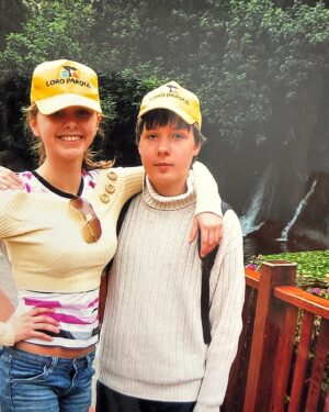 Sointu Borg Instagram - Topi täyttää tänään 30 vuotta. Niin ylpeä siitä kaikesta, mitä olet elämässäsi saavuttanut little bro.

Olet viisas, syväluotaava, rakastava ja puhdassydäminen ihminen. On ollut upeaa seurata vierestä, kuinka olet rohkaissut ja inspiroinut niin monia. Näyttänyt tietä, puhjennut kukkaan.

Kehotat mua usein olemaan vähemmän skeptinen ja uskomaan ihmisissä hyvään. Olemaan miettimättä muiden mielipiteitä, koska sinua siteeratakseni ”muiden mielikuvilla ei ole mitään kosmista merkitystä”.

”Älä mitä-jossittele. Olet vahvempi ja älykkäämpi kuin ajattelet” ohjeistit vähän aikaa sitten.

Kehotat myös usein tekemään vähemmän töitä ja stressaamaan vähemmän. Syleilemään nykyhetkeä. Myös punnertamaan sekä lenkkeilemään enemmän ja lopettamaan discoissa käymisen (tämä on työn alla, ikä on onneksi vähentänyt myös liiallista klubeilua). 

Onnea veli! Olet hieno mies. 👊🏻

Huomenna juhlitaan Mansessa.