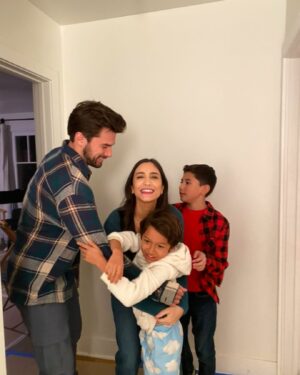 Sol Rodríguez Instagram - To celebrate two weeks in the top 10 Global which we could’ve never dreamed of, more bts pics 🫶🏽 thank you everyone watching and sharing 🥰 This has been the best Xmas gift ever! 💕