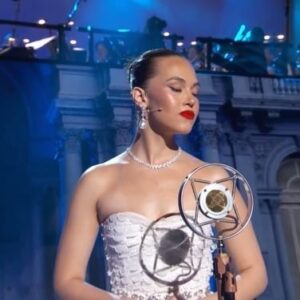 Solea Pfeiffer Instagram - Thank you @warrencarlyle for calling me up to step into Eva’s shoes for a few minutes. Thank you @pbs for honoring this art form. Thank you @sarahslutsky for the @oscardelarenta 🫠 thank you @karla_julianna for the facelift. Thank you @killahcamz for the LIP. Thank you Universe for moments like this, my mind is blown and my heart is full. 🤍