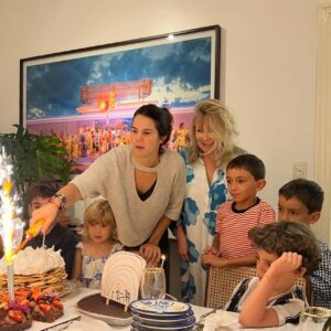 Soledad Silveyra Instagram - Así festeje los 72: rodeada de familia, amigos y los niños, mi gran orgullo🧚🏻‍♀️

Gracias @marubotanadulceysalado, @sophie.cakesandmore y @carolmihanovich por mis tortas de cumpleaños y @surdeasia por mi vestido divino.

A ver si adivinan cuántos sombreros me regalaron, ya les mostraré… 

Y gracias a ustedes por el cariño que tan bien hace♥️