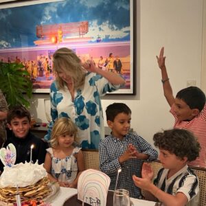 Soledad Silveyra Instagram - Así festeje los 72: rodeada de familia, amigos y los niños, mi gran orgullo🧚🏻‍♀️

Gracias @marubotanadulceysalado, @sophie.cakesandmore y @carolmihanovich por mis tortas de cumpleaños y @surdeasia por mi vestido divino.

A ver si adivinan cuántos sombreros me regalaron, ya les mostraré… 

Y gracias a ustedes por el cariño que tan bien hace♥️