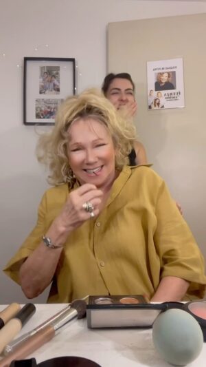 Soledad Silveyra Instagram - Inventando con la peluca de Aurora, ¿cómo creen que quedará? 💇🏼‍♀️🤭

@yan.eiras y @lucilaese no me tienen mucha fe🤣

Invité a mi hermana @silveyracecilia y a sus amigas a ver @lafuerzaobra y una de ellas me trajo de regalo algo fundamental: pinceles que adoré! Gracias por este gesto @teregarciamata @makeupsupplies_arg 🙌