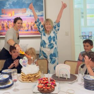 Soledad Silveyra Instagram - Así festeje los 72: rodeada de familia, amigos y los niños, mi gran orgullo🧚🏻‍♀️

Gracias @marubotanadulceysalado, @sophie.cakesandmore y @carolmihanovich por mis tortas de cumpleaños y @surdeasia por mi vestido divino.

A ver si adivinan cuántos sombreros me regalaron, ya les mostraré… 

Y gracias a ustedes por el cariño que tan bien hace♥️