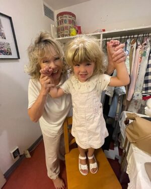 Soledad Silveyra Instagram - Con mi sobrina nieta Olivia en el camarín, ella con la peluca de Aurora de @lafuerzaobra 💘🎭