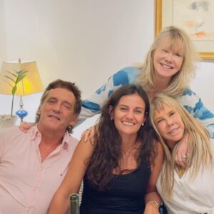 Soledad Silveyra Instagram - Así festeje los 72: rodeada de familia, amigos y los niños, mi gran orgullo🧚🏻‍♀️

Gracias @marubotanadulceysalado, @sophie.cakesandmore y @carolmihanovich por mis tortas de cumpleaños y @surdeasia por mi vestido divino.

A ver si adivinan cuántos sombreros me regalaron, ya les mostraré… 

Y gracias a ustedes por el cariño que tan bien hace♥️