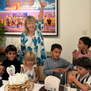 Soledad Silveyra Instagram - Así festeje los 72: rodeada de familia, amigos y los niños, mi gran orgullo🧚🏻‍♀️

Gracias @marubotanadulceysalado, @sophie.cakesandmore y @carolmihanovich por mis tortas de cumpleaños y @surdeasia por mi vestido divino.

A ver si adivinan cuántos sombreros me regalaron, ya les mostraré… 

Y gracias a ustedes por el cariño que tan bien hace♥️