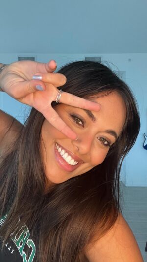 Soma Bhatia Instagram - Hate is an emotion I struggled with a lot growing up. I was bullied so much and I hated everyone who hurt me. But I didn’t realize that I was giving them even more power over me! 

As I approached 10th grade I had an experience of being bullied so badly I switched schools and decided to never let anyone hurt me again. Once I took that control back, I never got bullied again. It was as if that had been the key the entire time💕🫶🏽

Now anytime someone is rude to me or says mean things, I just feel bad for them. They must be going through their own insecurities to say such bad things. Because hurt people, hurt people. I realize it’s not about me and I move on. ✨

Follow for more!!🧸🎀

 #girls #bigsisteradvice #peptalk #relatable #advice #relationshipadvice