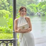 Somaline Ang Instagram - I always love the small details! Look at the double T logo adorned with a dragon in pavé crystals. 💛 Celebrate the Year of the Dragon in graceful style with the latest @toryburch 🐉🧧 #ToryBurchResort24 #ToryBurchSingapore