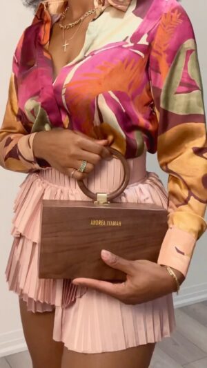Somkele Iyamah Idhalama Instagram - A fine piece of work if I May say so myself ✨
👜: @andreaiyamah