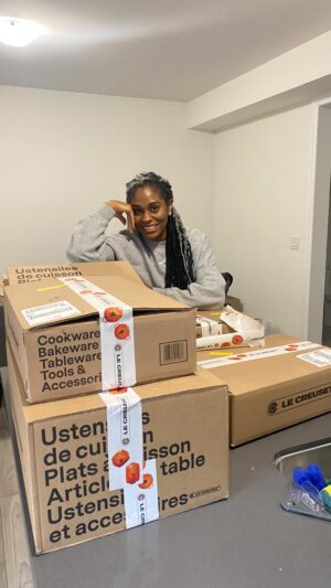 Somkele Iyamah Idhalama Instagram - I thank God every.single.day for sisters who are friends and friends who are sisters. My goodness…🥹. Thank God I didn’t drop my child lol because this one did a number on me. @oby.io gifted me my very first @lecreuset because she knew how much I loved cooking and wanted to build my collection. As my family moved to a new place I wanted to close my eye 🫣 and go for it once and for all but my sisters @heyrhema_ and @andrea.oi had other plans. I LOVE YOU ALL. Koinonia is real guys… my chef status just went up several notches 👩‍🍳