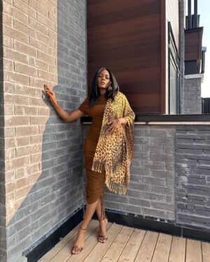 Somkele Iyamah Idhalama Instagram - May is so close to my heart 💜 
👗: @andreaiyamah x @revolve 
👠: @stuartweitzman 
👂: @andreaiyamah 
📍: @velatoronto (amazing food) 👌