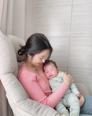 Son Ji-hyun Instagram - 처음 안어보는
친구 의 아이..

너무너무 예쁘고 귀하다..♡

무럭무럭 자라나자 ..

💗

#대리만족하는중
#참작고소중하다
#축복해요
#우리나라의멋진청년이되어랏