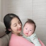 Son Ji-hyun Instagram - 처음 안어보는 친구 의 아이.. 너무너무 예쁘고 귀하다..♡ 무럭무럭 자라나자 .. 💗 #대리만족하는중 #참작고소중하다 #축복해요 #우리나라의멋진청년이되어랏