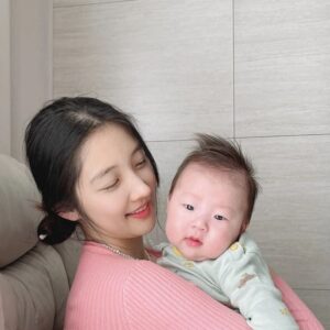 Son Ji-hyun Instagram - 처음 안어보는
친구 의 아이..

너무너무 예쁘고 귀하다..♡

무럭무럭 자라나자 ..

💗

#대리만족하는중
#참작고소중하다
#축복해요
#우리나라의멋진청년이되어랏