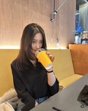 Son Ji-hyun Instagram - 유후..

머리도 자르고

위는 행복했고..

.
.
.

부담스런 근접샷은
쏘리..🤭