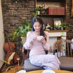 Son Ji-hyun Instagram - 아..결혼 하냐고 물으시는데
그건 오해구요
사진이 이뻐서
올린겁니다..

🙀💘