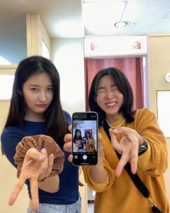 Son Ji-hyun Instagram - 이렇게 사진찍는걸 해보다니. 😂😬🥳🫣❤️. 지난일들이 주마등 처럼 스쳐가고. 위로를 받고. 떠올릴수 있고 웃을수 있는 이 모든 순간이 그저 감사 . @kkwonsso_94 💙💛
