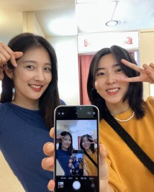 Son Ji-hyun Instagram - 이렇게 사진찍는걸 해보다니. 😂😬🥳🫣❤️. 지난일들이 주마등 처럼 스쳐가고. 위로를 받고. 떠올릴수 있고 웃을수 있는 이 모든 순간이 그저 감사 . @kkwonsso_94 💙💛
