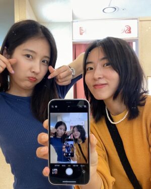 Son Ji-hyun Instagram - 이렇게 사진찍는걸 해보다니. 😂😬🥳🫣❤️. 지난일들이 주마등 처럼 스쳐가고. 위로를 받고. 떠올릴수 있고 웃을수 있는 이 모든 순간이 그저 감사 . @kkwonsso_94 💙💛