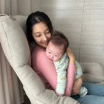 Son Ji-hyun Instagram - 처음 안어보는 친구 의 아이.. 너무너무 예쁘고 귀하다..♡ 무럭무럭 자라나자 .. 💗 #대리만족하는중 #참작고소중하다 #축복해요 #우리나라의멋진청년이되어랏