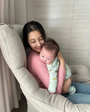 Son Ji-hyun Instagram - 처음 안어보는
친구 의 아이..

너무너무 예쁘고 귀하다..♡

무럭무럭 자라나자 ..

💗

#대리만족하는중
#참작고소중하다
#축복해요
#우리나라의멋진청년이되어랏
