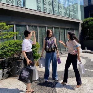 Son Tae-young Instagram - 우리 텐션  업업업🩷🩷
2년만에 만난거 사실이니???찐찐사이~~~~~
선물 고마워❤️