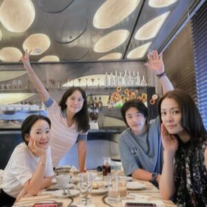 Son Tae-young Instagram - 우리 텐션  업업업🩷🩷
2년만에 만난거 사실이니???찐찐사이~~~~~
선물 고마워❤️