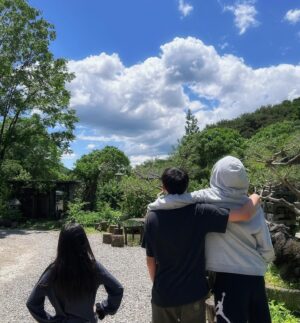 Son Tae-young Instagram - 나들이💚🌳🌳 
아빠  엄마  나  오빠  오빠친구💚  제작진 ㅎㅎ