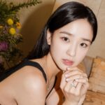 Son Yeon-jae Instagram - #광고 @graff 전 세계적으로 뛰어난 주얼리 하우스인 그라프, 웨딩부터 일상까지 착용한 주얼리 컬렉션을 만나보았습니다✨ 제가 착용한 컬렉션은 버터플라이 파베 인데요. 고급스럽고 착용하는순간 클래식 해지는 그라프 주얼리에 반해버렸어요🤍 기념일 주얼리 기프트로 받으면 정말 행복할 것 같네요🫢🤍 #그라프#GRAFF#GraffDiamonds#GRAFFKorea#GRAFFButterfly#버터플라이컬렉션